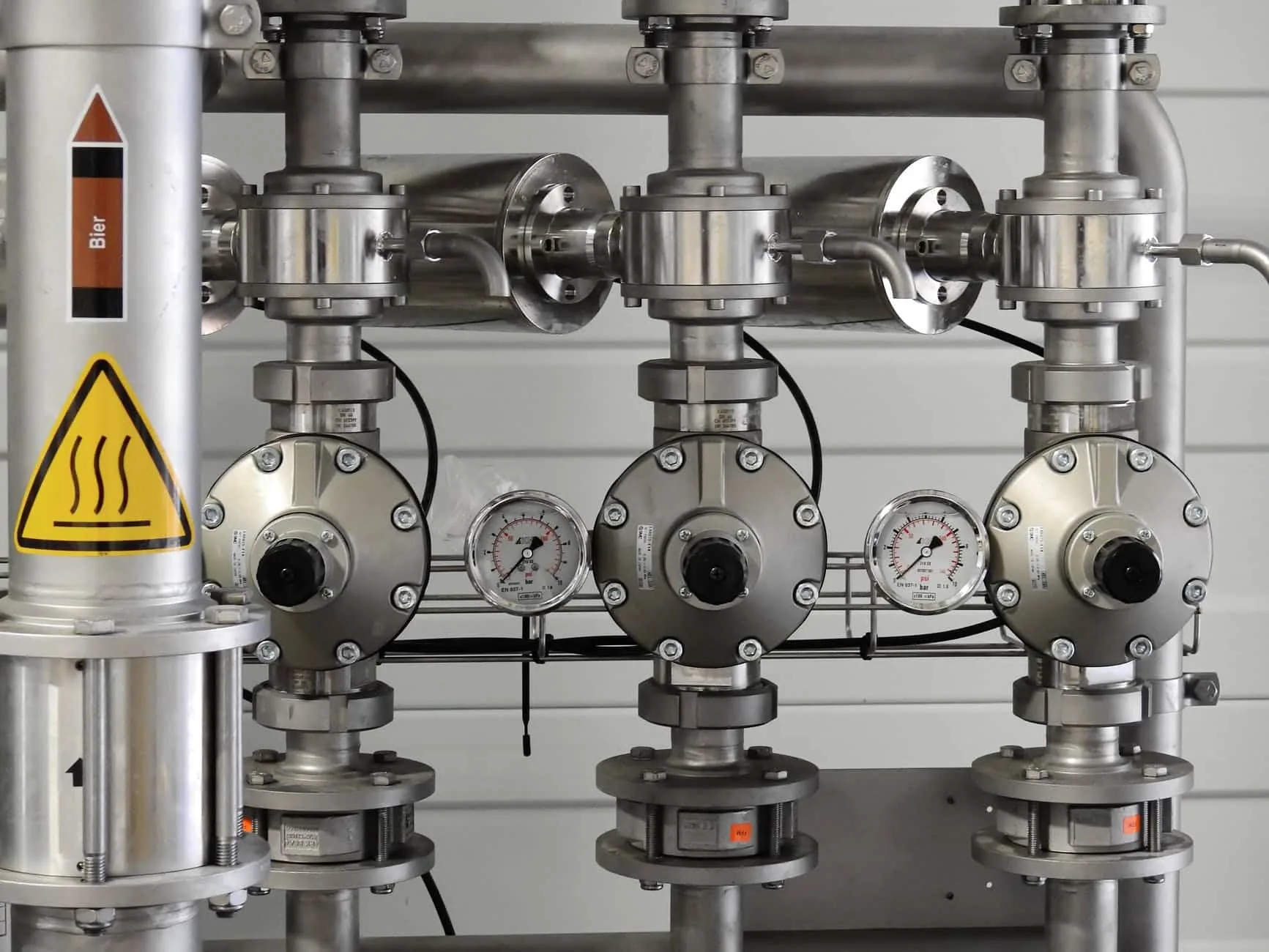 Heart attack vs cardiac arrest: plumbing versus electrical heart problems